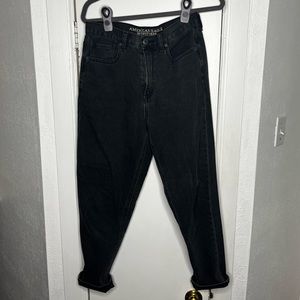 American Eagle Mom Jean Size 6 - Faded black color